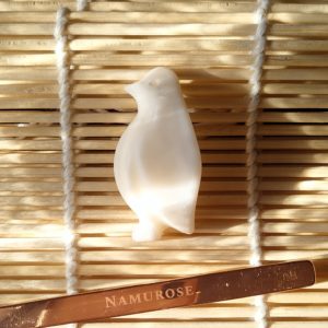 fondant pingouin blanc sur tapis de bambou